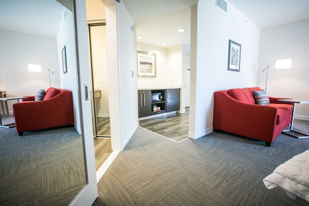 Suite, 1 King Bed, Non Smoking, Refrigerator & Microwave - Photo 3