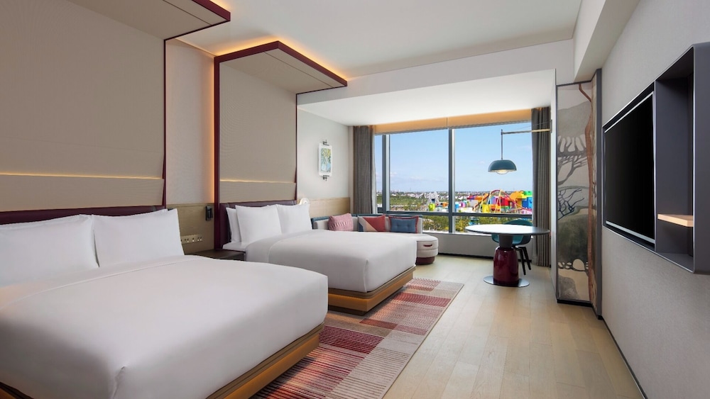 TWO QUEEN DELUXE ROOM THEME PARK VIEW