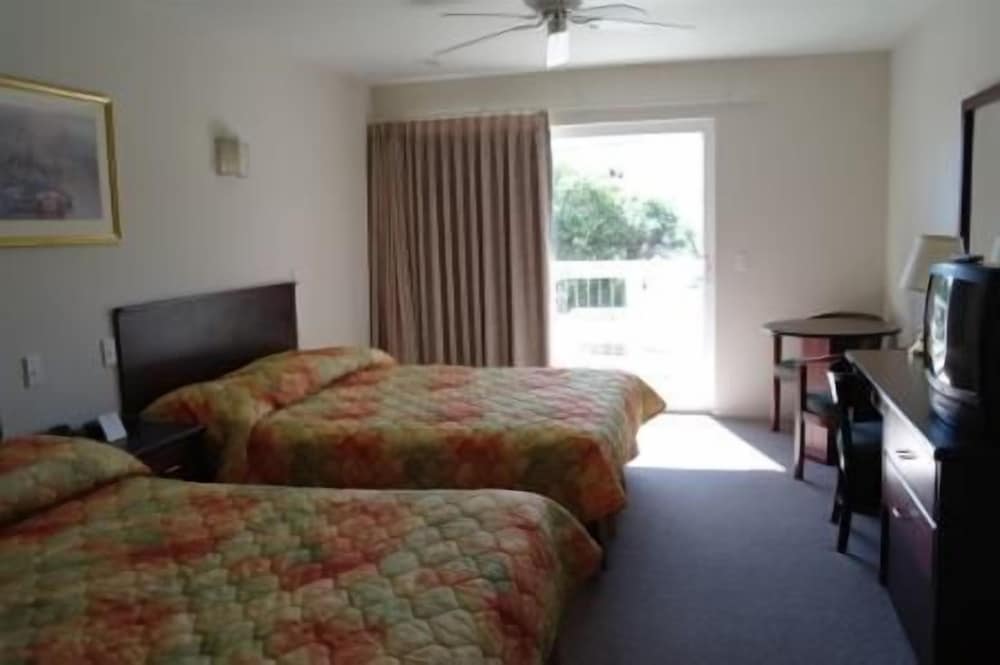 Room, 2 Queen Beds, Non Smoking - Photo 4