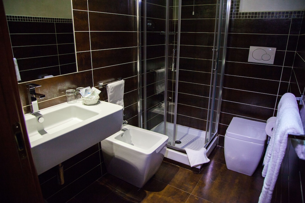 Deluxe Quadruple Room - Photo 9