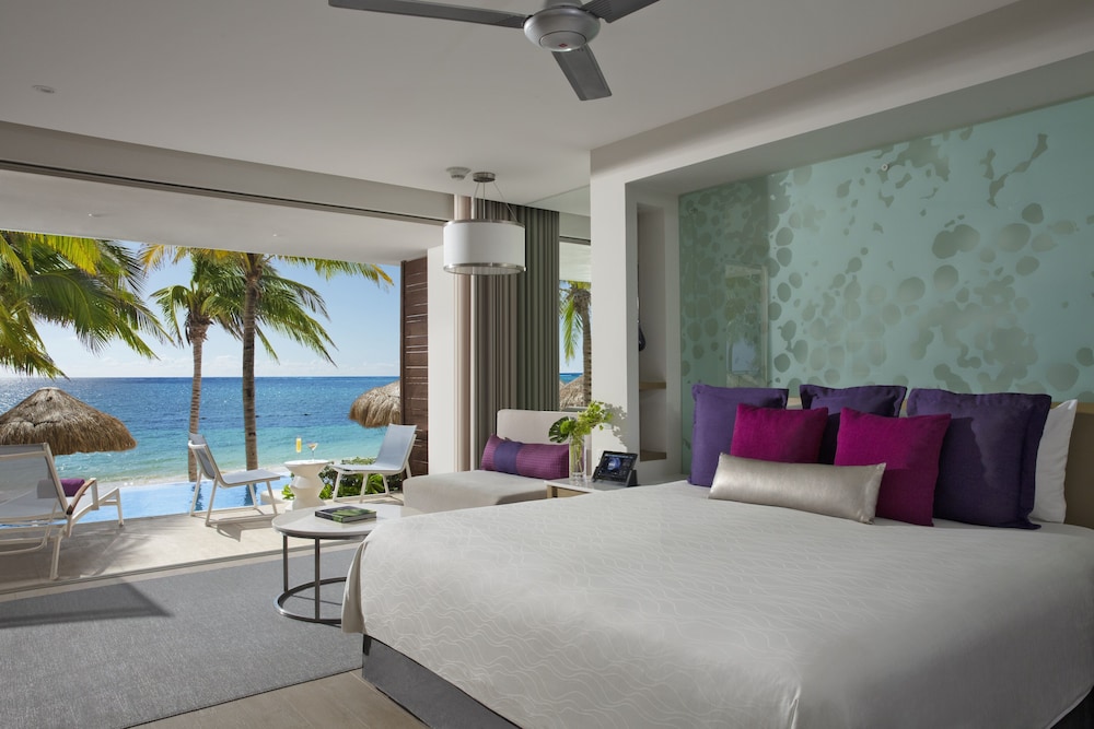 Xhale Club Junior Suite Swim Out Ocean Front King