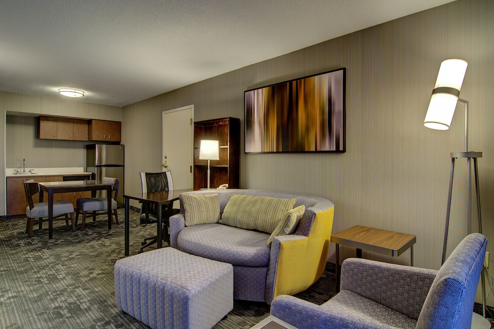 Suite, 1 Bedroom - Photo 2