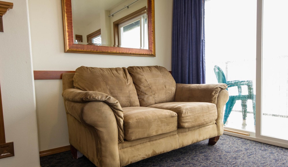 Luxury Suite, 1 King Bed, Jetted Tub (Third Floor w/ Balcony) photo 2