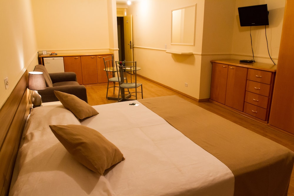 Deluxe Double Room, 1 Queen Bed, City View photo 2
