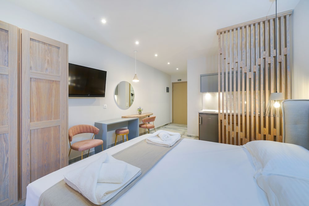 Superior Double Room, Sea View, Poolside photo 3