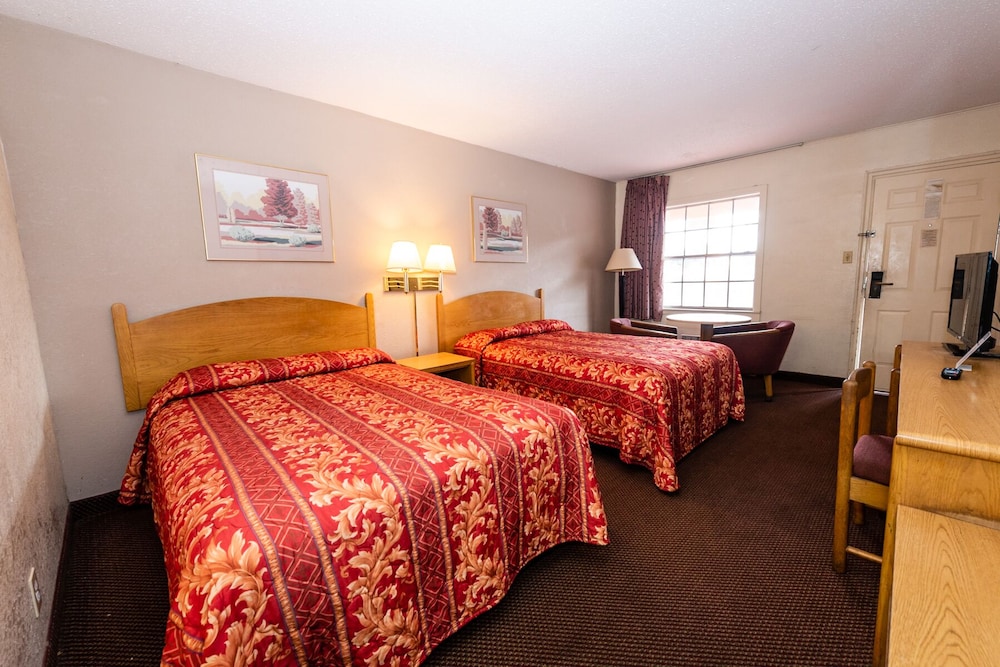 Basic Single Room, 1 Queen Bed photo 3