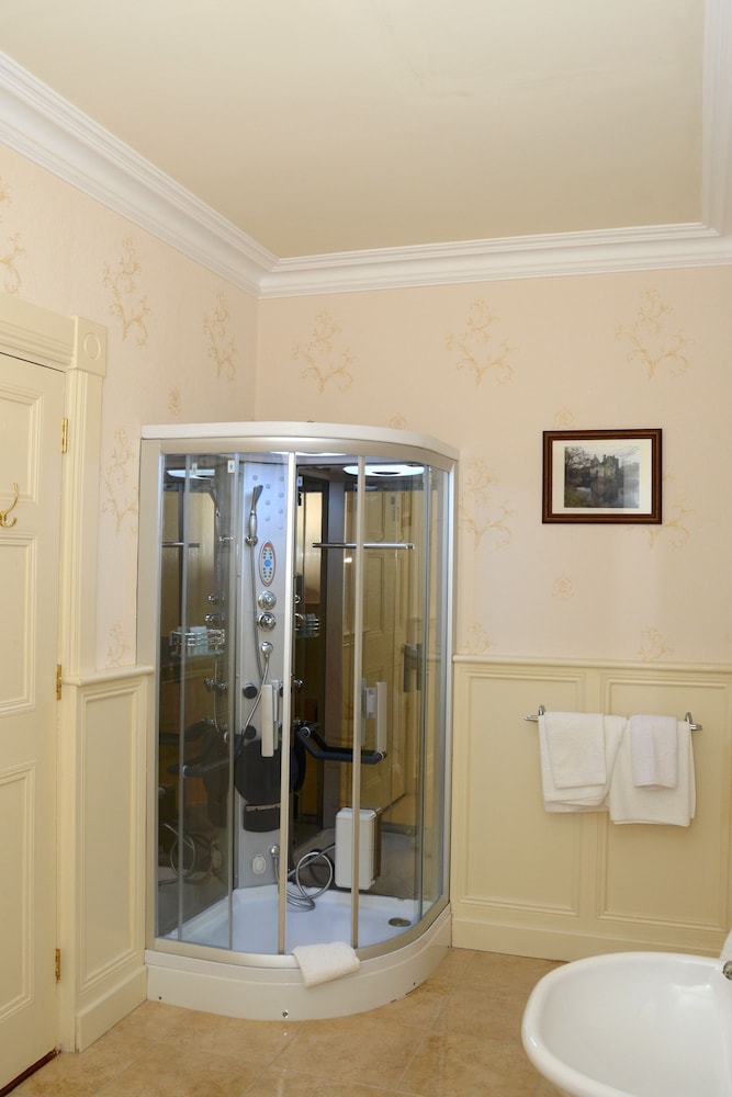 Family Room, Private Bathroom photo 2
