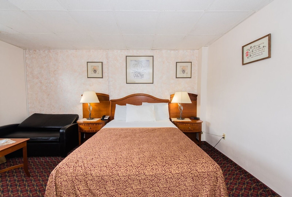 Standard Room, 1 Queen Bed photo 3