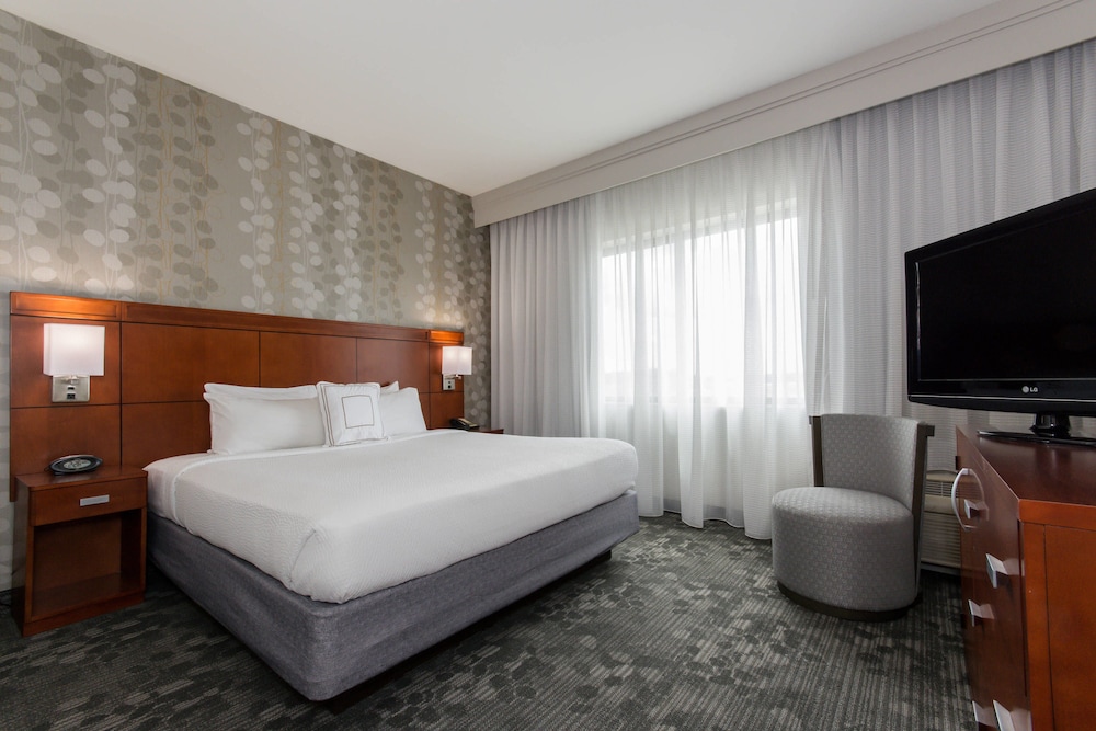 Room, 1 King Bed (Mobility/Hearing Access, Roll-In Shwr) - Photo 1
