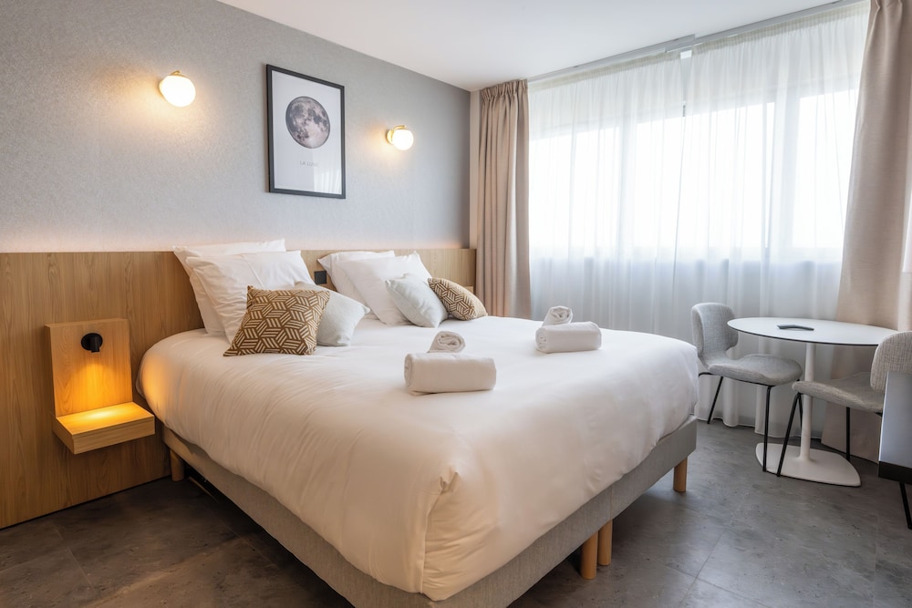Standard Studio, 1 Queen Bed, Roll-in Shower, Kitchenette photo 2