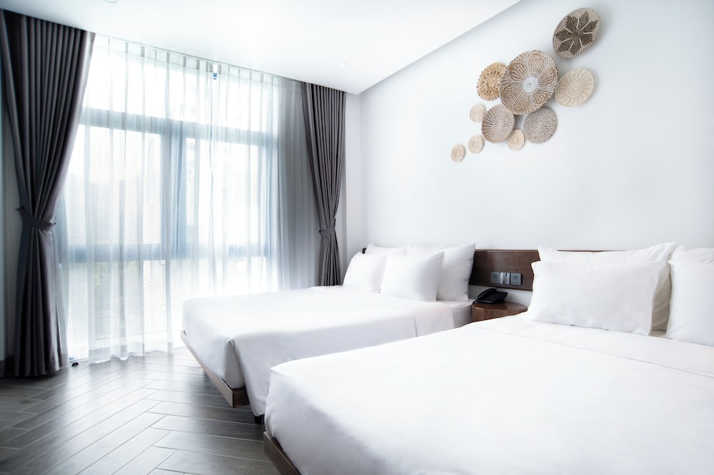 Deluxe Quadruple Room, 2 Queen Beds, Non Smoking, Mountain View