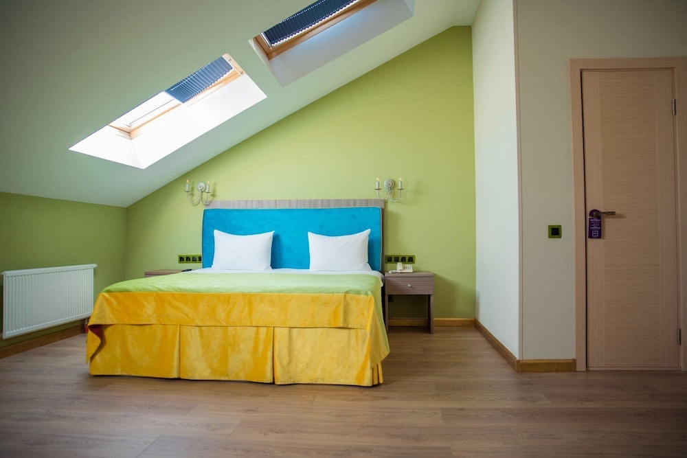 Standard Room, 1 King Bed photo 3