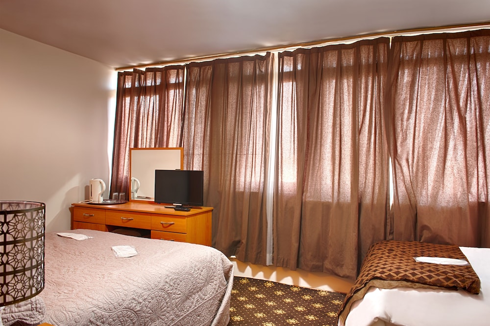 Economy Twin Room, City View photo 2