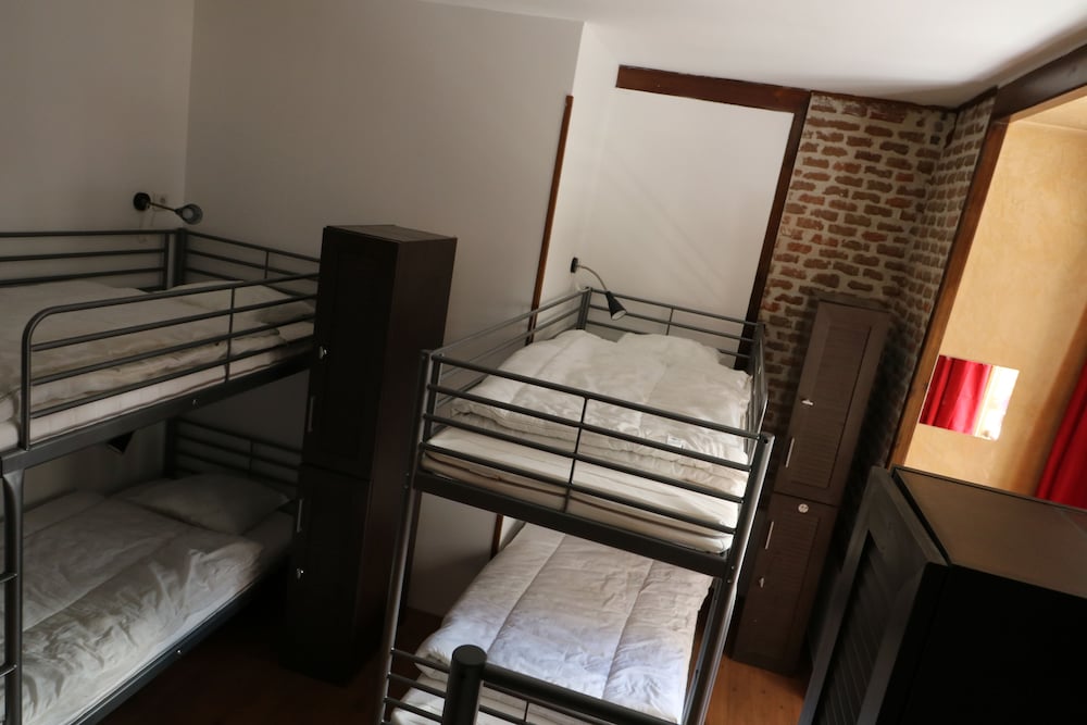 Dormitorio Compartido, Dormitorio Mixto, Baño Compartido, Vista a la Ciudad