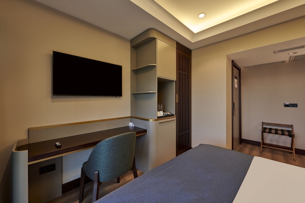 Deluxe Room, Partial Sea View photo 1