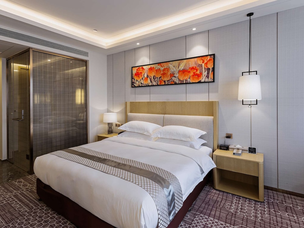 Deluxe Room, 1 King Bed photo 1