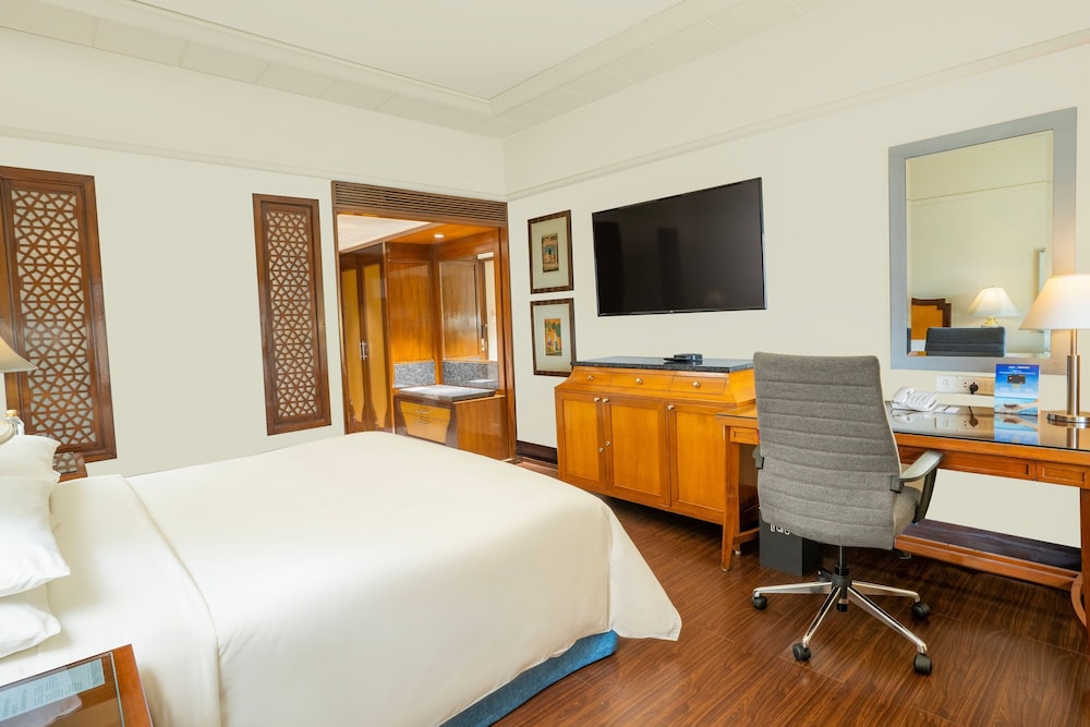 Executive Suite, 1 Bedroom, Lake View - Photo 3