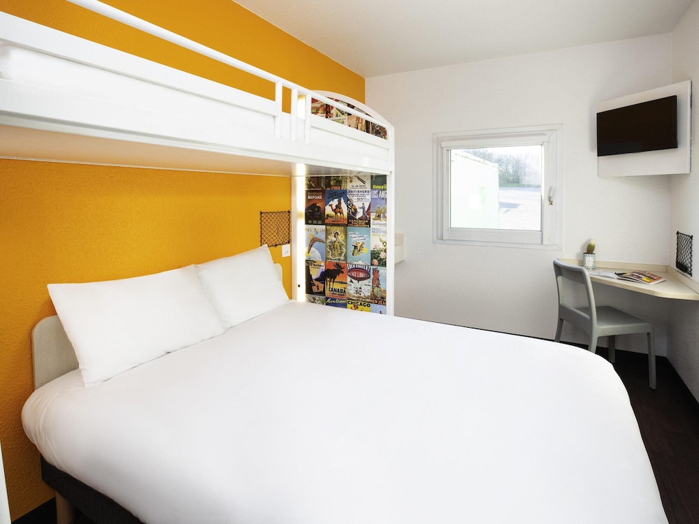 Room (Renovated TRIO Room for 3 people max) photo 1