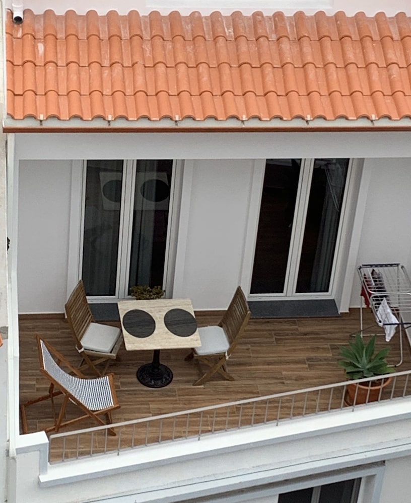 Signature Studio, 1 Queen Bed, Balcony photo 3
