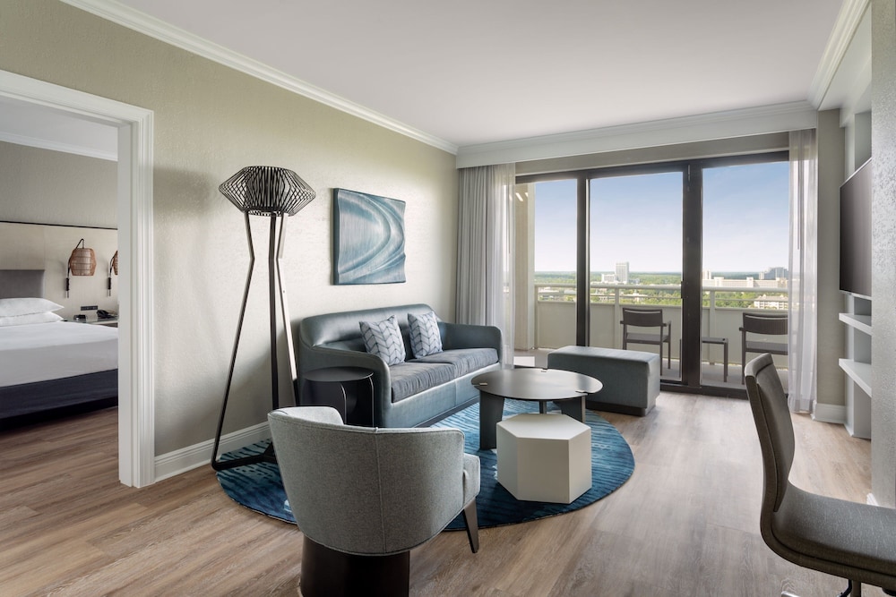 Suite, 1 King Bed with Sofa bed, Golf View (Balcony)