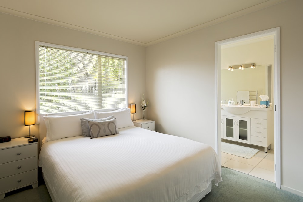 Standard Room 2, One Queen Bed, Ensuite photo 1