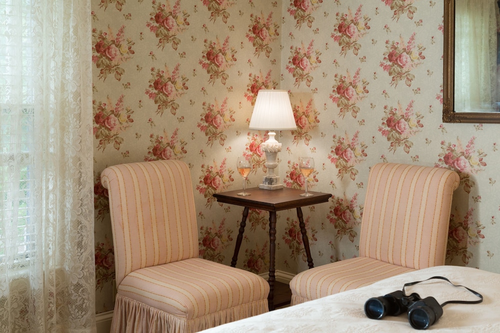 Standard Room, 1 Queen Bed photo 2