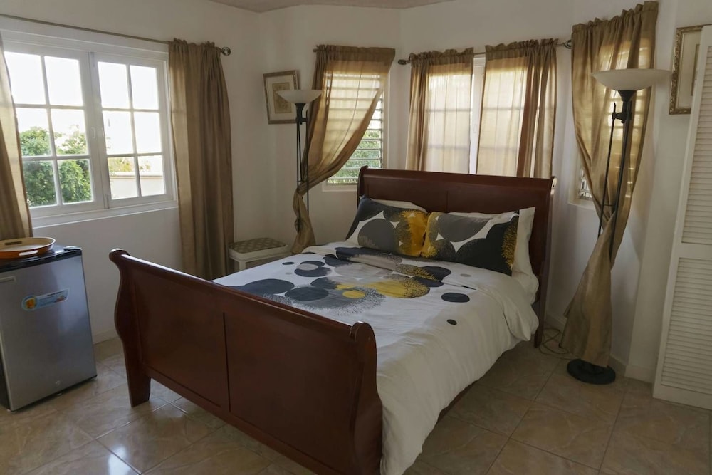 Comfort Studio, 1 Queen Bed, Pool Access, Beachside