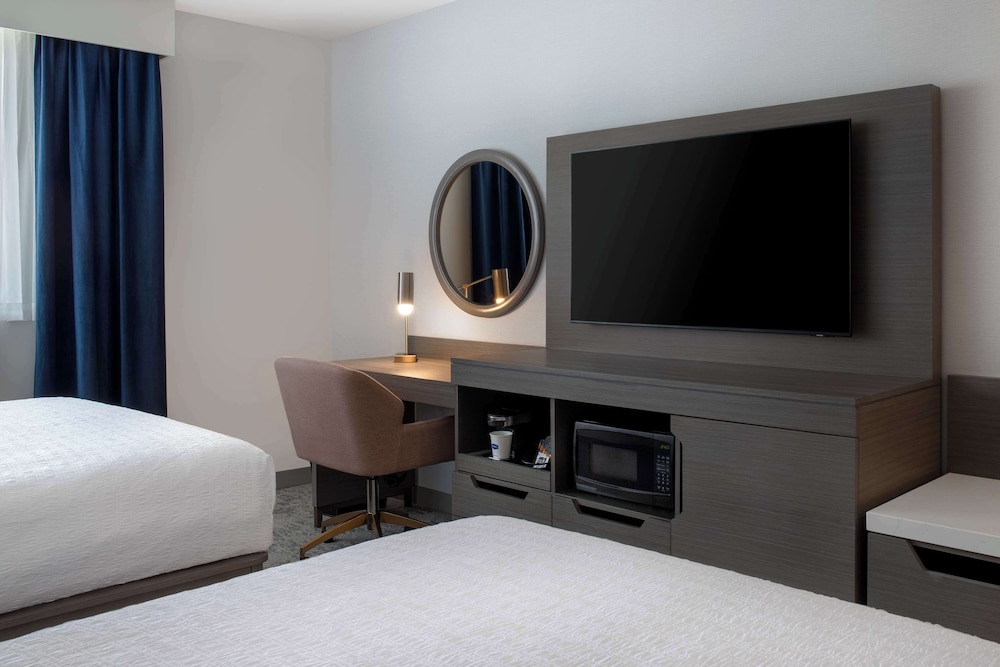 Room, 2 Queen Beds, Refrigerator & Microwave - Photo 4