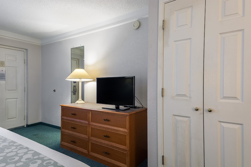 Deluxe Room, 1 King Bed, Accessible, Smoking photo 2