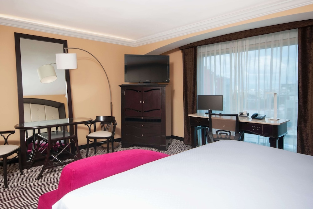 Executive Room, 1 King Bed, Non Smoking (Executive Level) - Photo 2