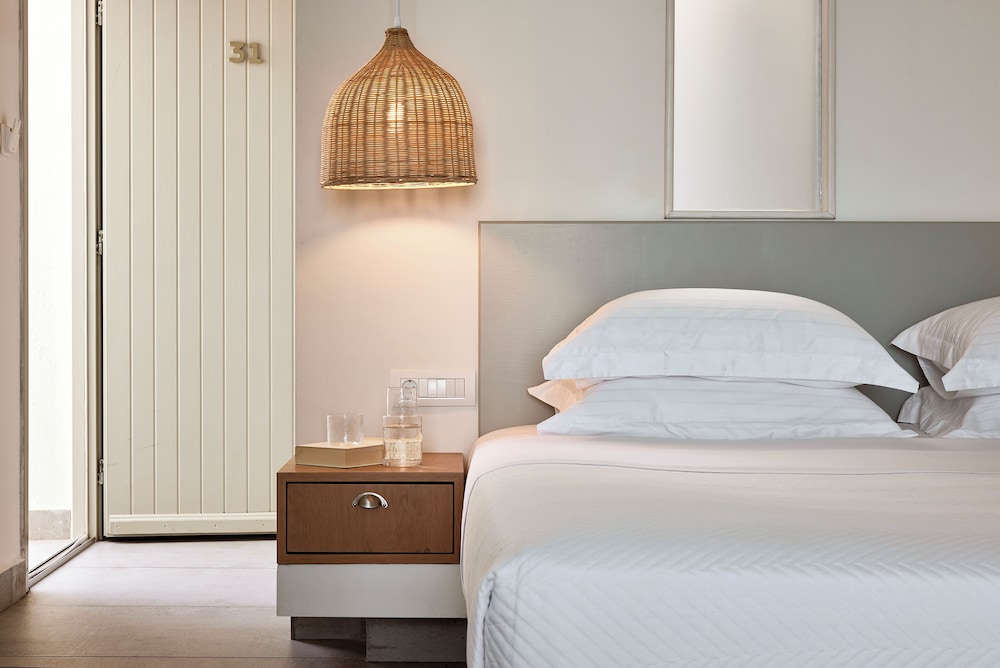 Deluxe Triple Suite with private pool and sea view