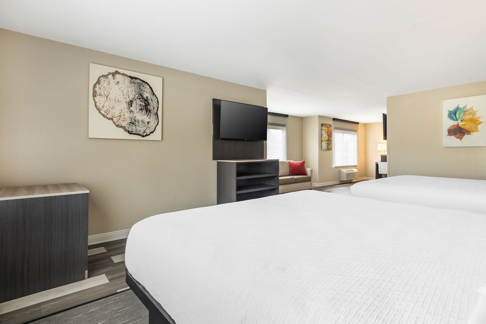 Suite, Multiple Beds, Non Smoking (with Sofabed) - Photo 2