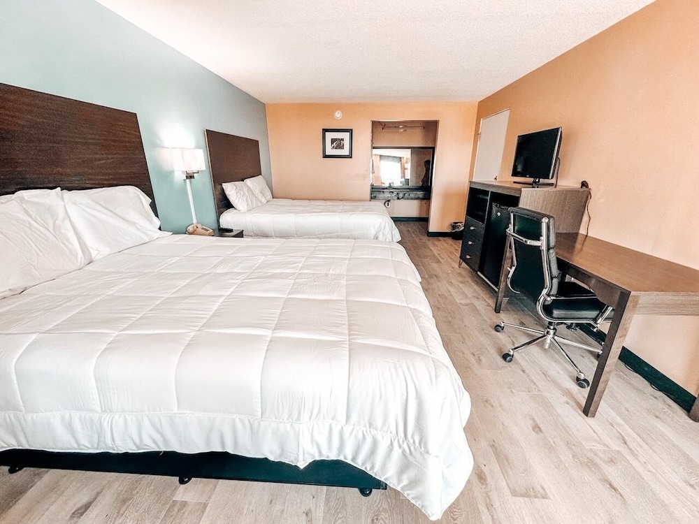 Room, 2 Queen Beds - Photo 6