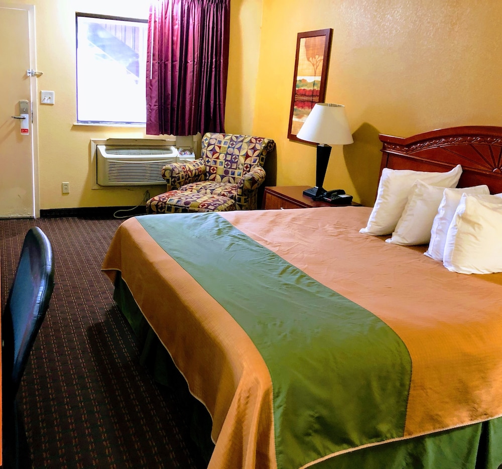 Room, 1 King Bed, Smoking photo 3