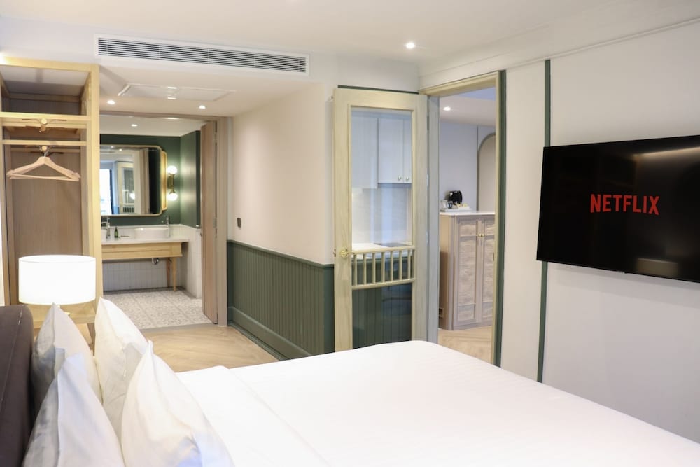 Quarter One-Bedroom Premier King Suite