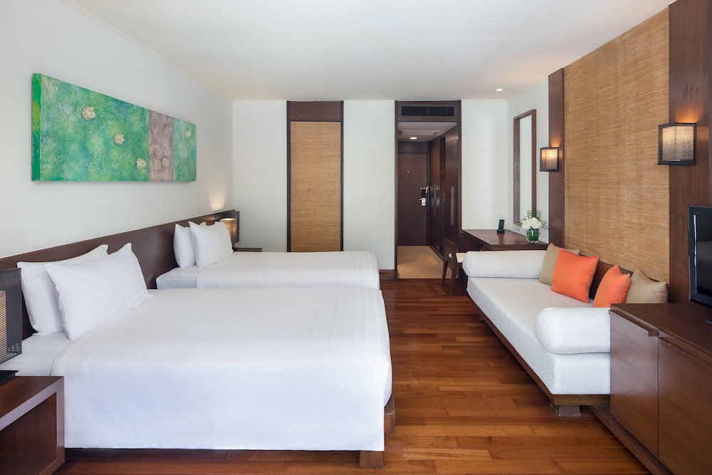 Room, 1 King Bed, Pool View