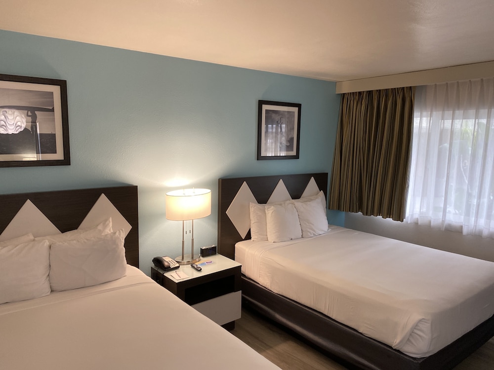 Standard Room, 2 Queen Beds - Photo 6