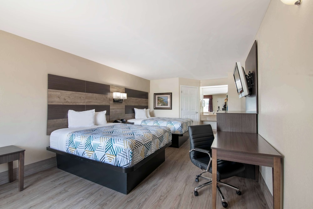 Deluxe Room, 2 Queen Beds, Non Smoking, Refrigerator & Microwave photo 3