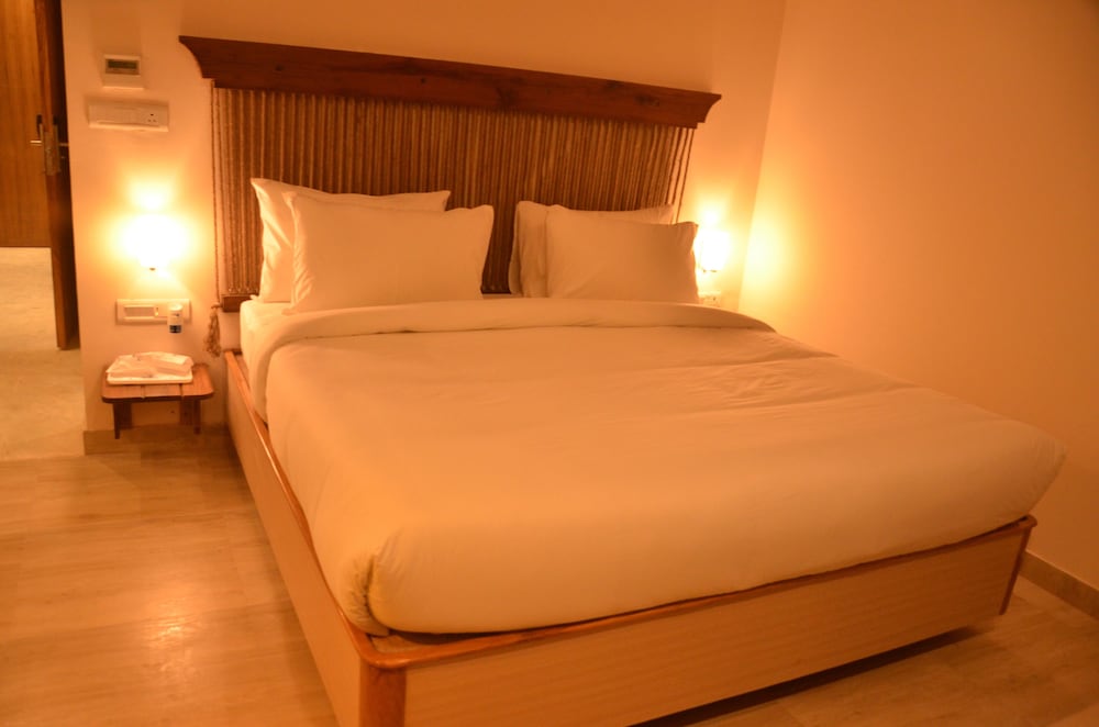 Deluxe Room, 1 King Bed, Non Smoking, City View photo 2