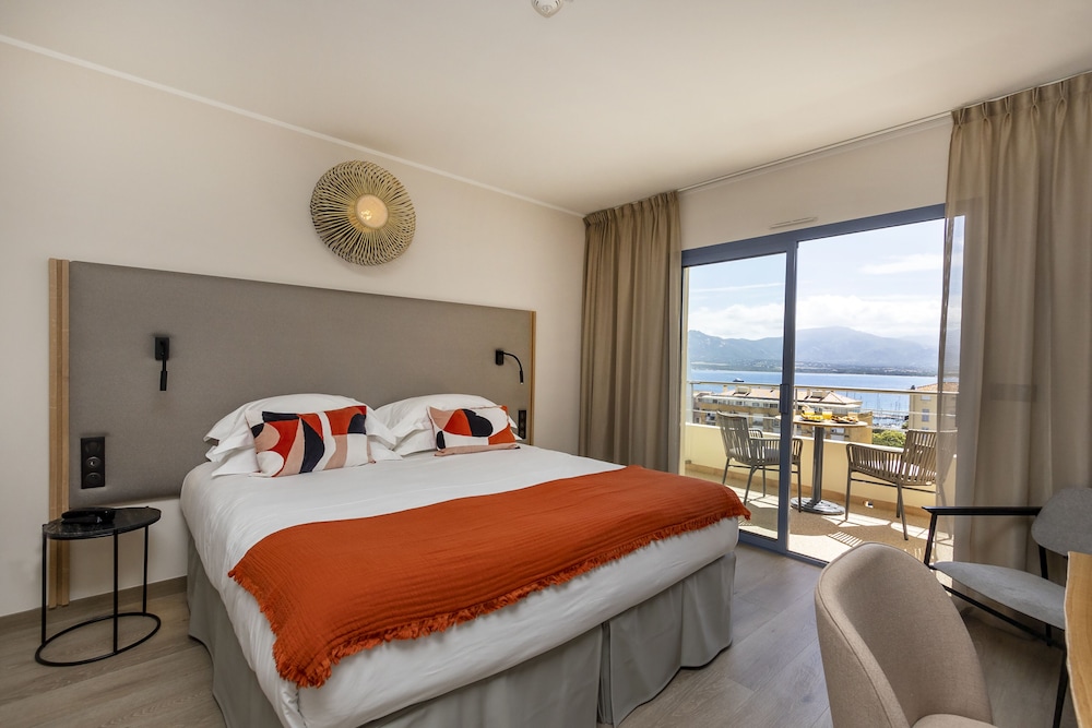 Classic Double Room, Partial Sea View photo 3