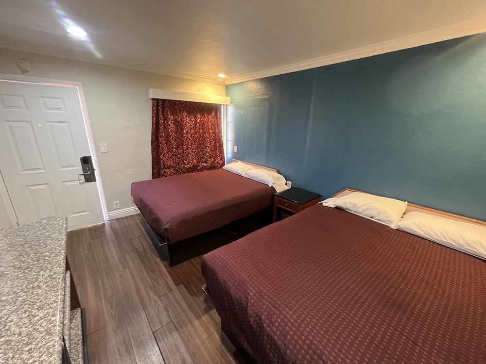 Deluxe Room, 2 Queen Beds photo 1
