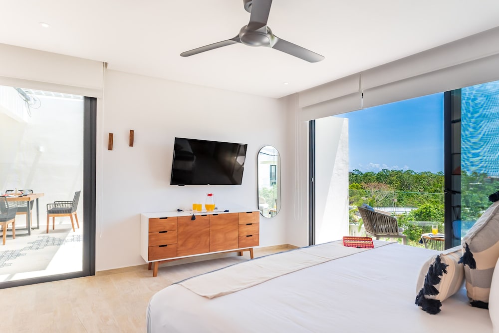Superior Studio, 1 King Bed, Private Pool, Lagoon View