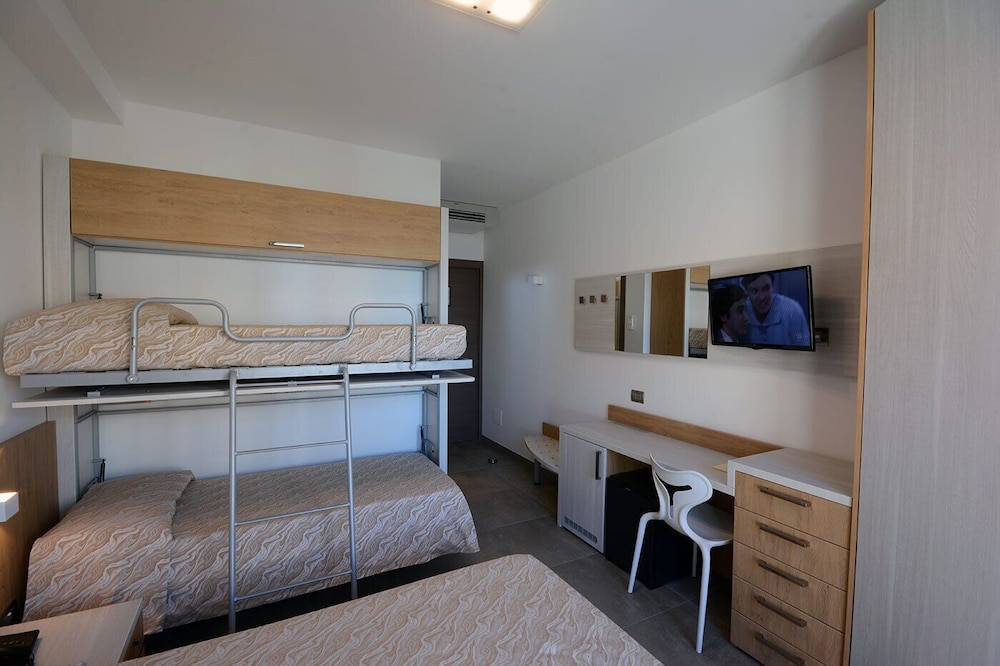Family Room, Balcony, Sea View photo 1