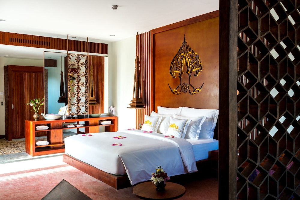 Courtyard Suite, Living Area, Bathtub, Balcony with Pool and Garden View photo 3