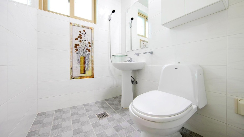 Basic Room, 1 Bedroom (201) - Photo 7