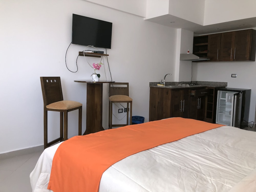 Executive Room, 1 Queen Bed, Refrigerator, Partial Ocean View photo 3