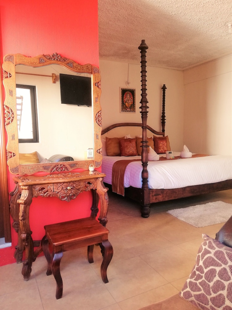 Design Room, 1 King Bed, Private Bathroom, Courtyard Area