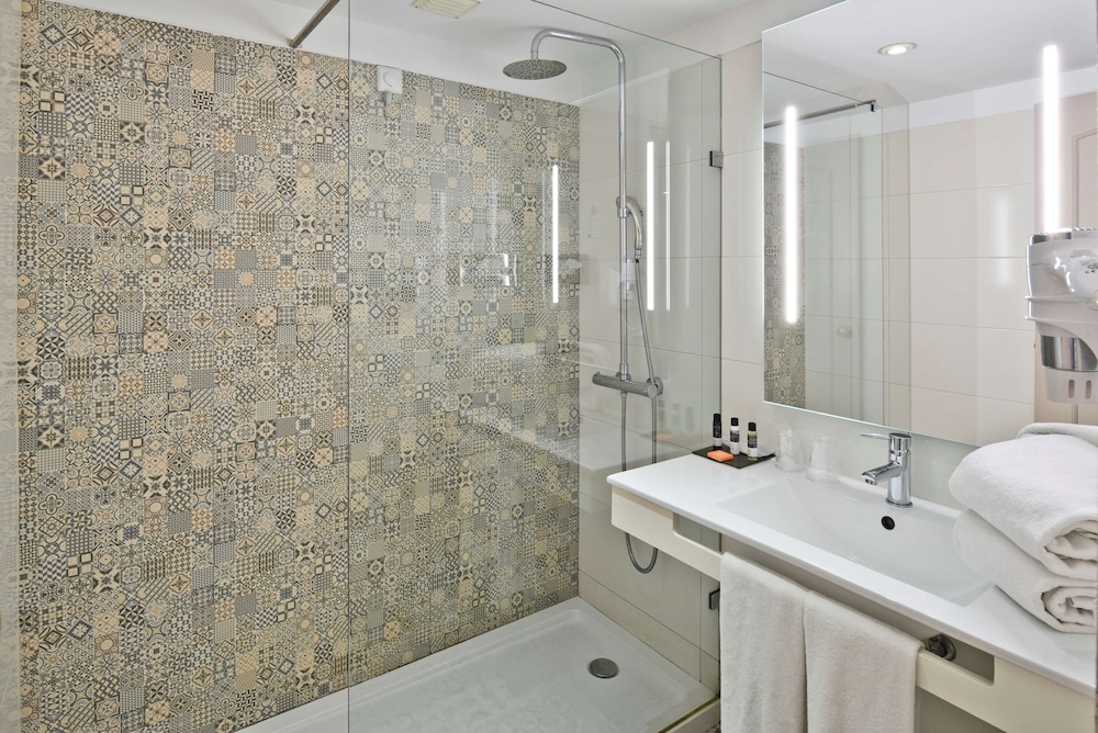 Classic Suite, 1 Queen Bed, Balcony, Sea View - Photo 4