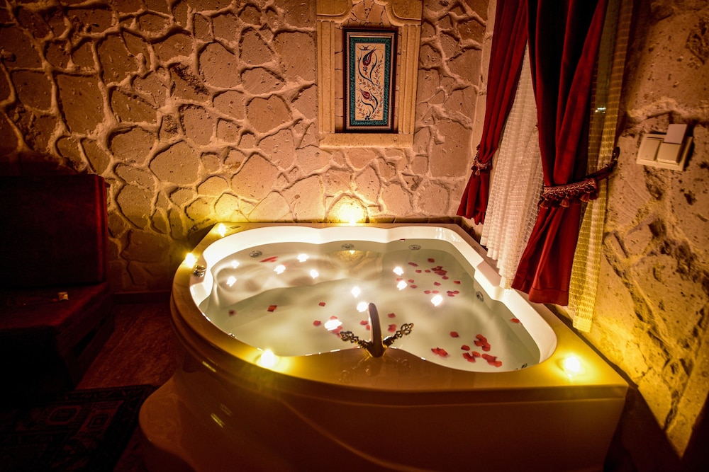 Honeymoon Room, Jetted Tub, City View - Photo 1