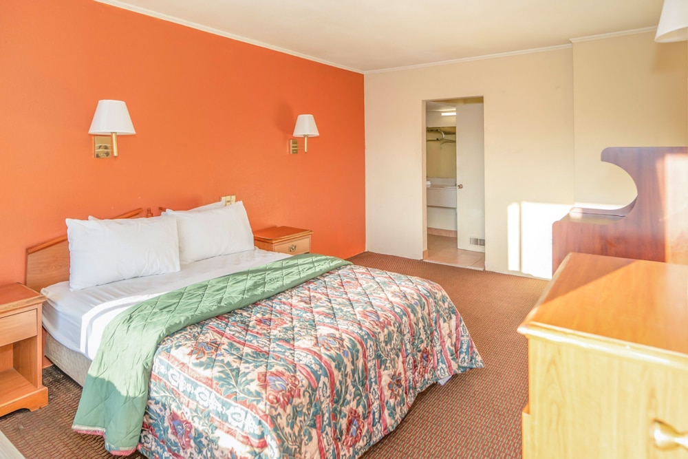 Basic Single Room, 1 Queen Bed